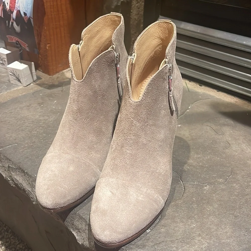 Rag & Bone Margot Heeled Bootie in Stone Waxy Suede in Size 39 - Picture 2 of 12